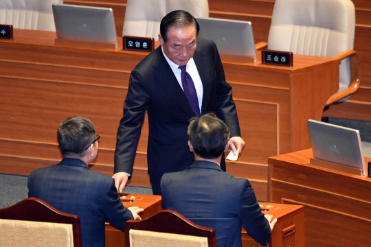 9일 국회 본회의에서 새누리당 서청원 의원이 박근혜 대통령 탄핵소추안 표결에 참여하고 있다. 탄핵소추안은 299명이 참여해 찬성 234표로 가결됐다. 사진공동취재단